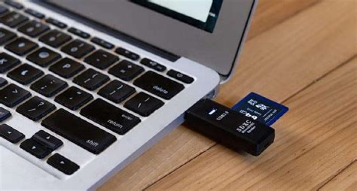 How do I open a SDHC card on my laptop?