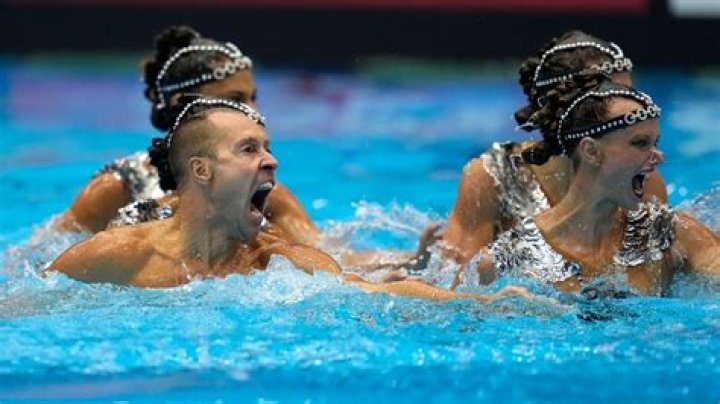 How do Olympic swimmers know what lap they are on?
