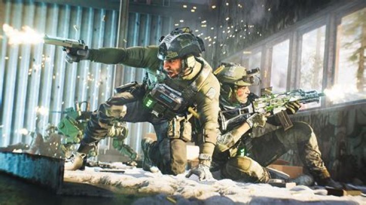 How do you play with friends on Battlefield 2042?