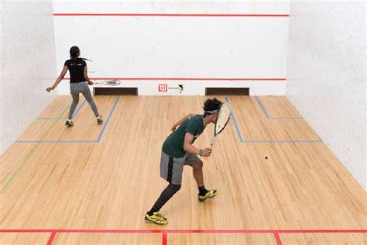 How do you score a squash game?