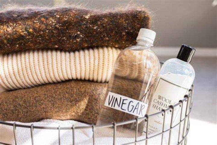 How do you soften wool with vinegar?