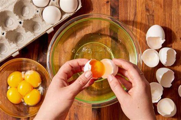 How do you tell if eggs are bad after cracking?