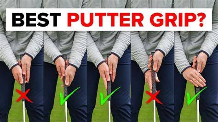 How does Justin Thomas grip the putter?