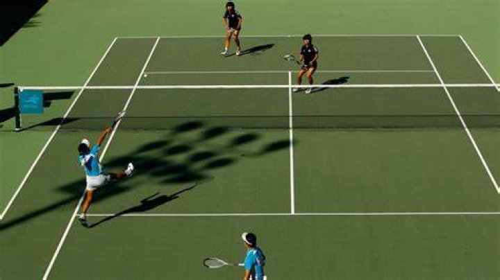 How does tennis and lawn tennis differ?