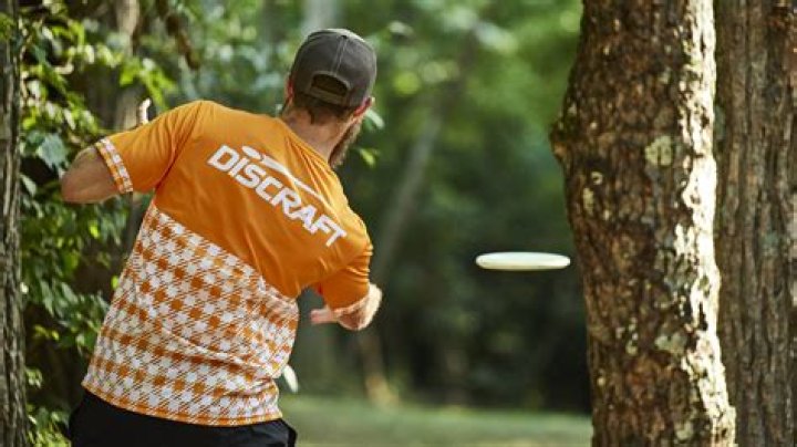 How far can a pro disc golf throw?