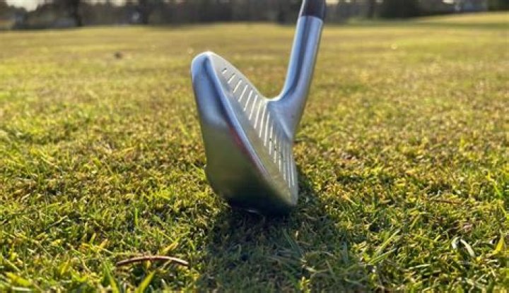 How far does a pro golfer hit a pitching wedge?
