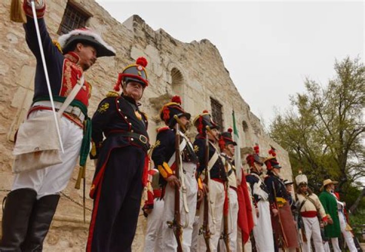 How many defenders died at the Alamo?