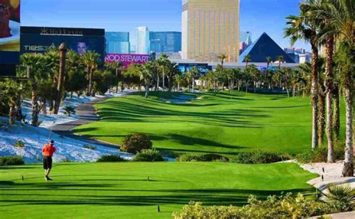 How many golf courses are in Las Vegas?