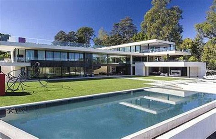 How many homes does the average billionaire have?