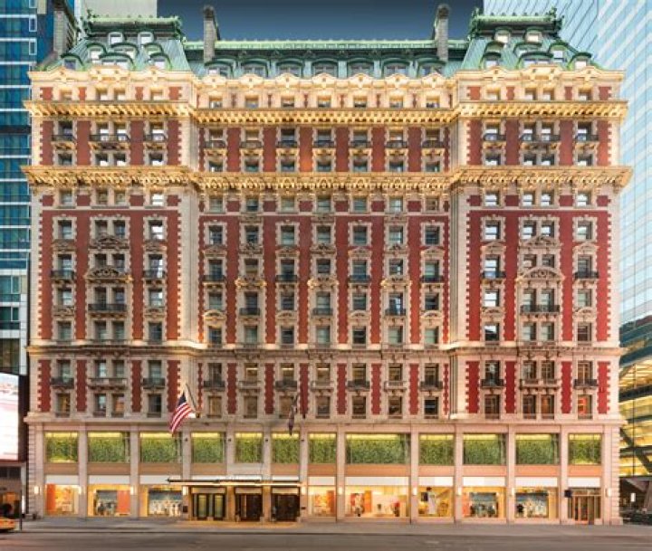 How many rooms does the Knickerbocker Hotel have?