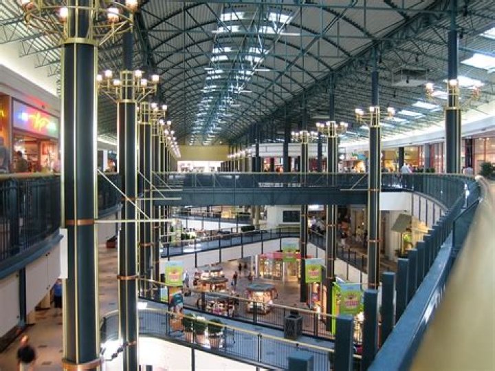 How many stores does Mall of America have?