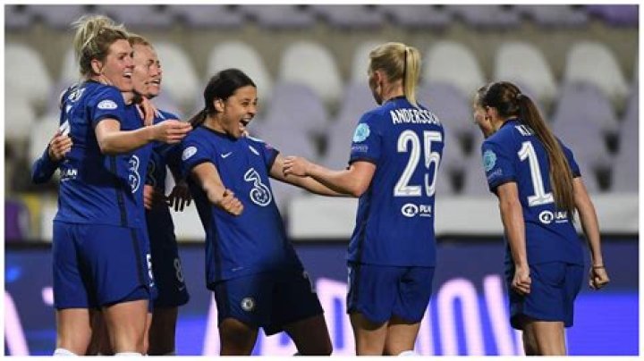 How many teams are in the women's Super league?