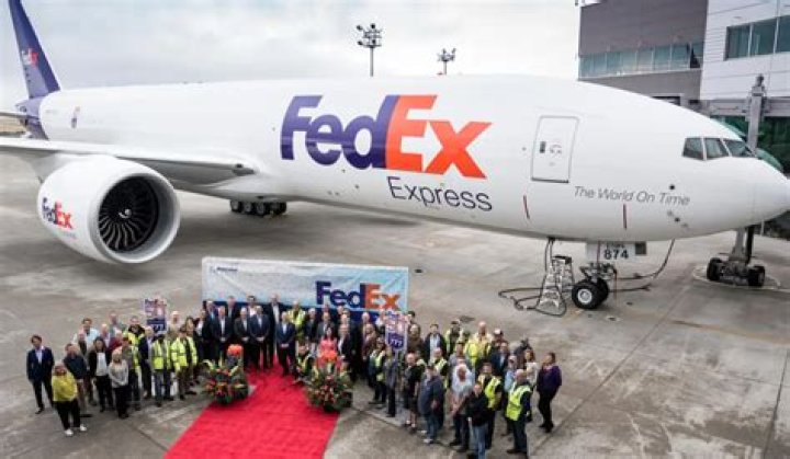 How much does a FedEx 777 pilot make?