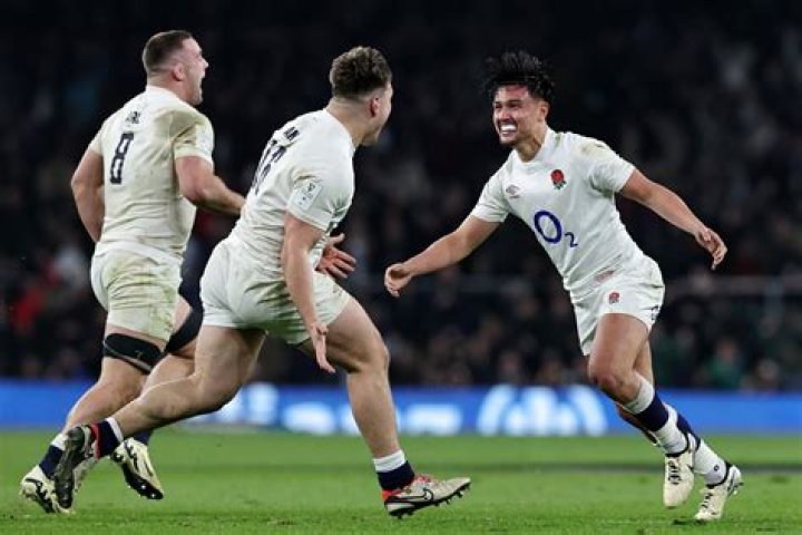 How much does Marcus Smith earn rugby?
