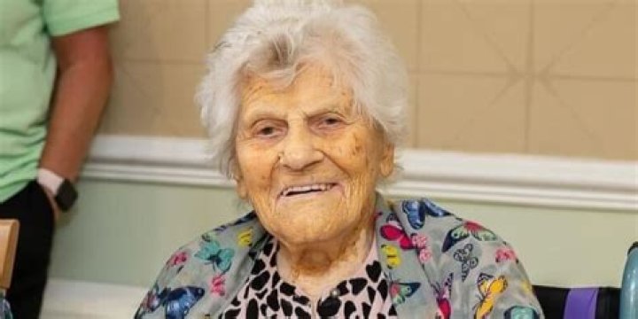 How old is the oldest cheerleader at Navarro?