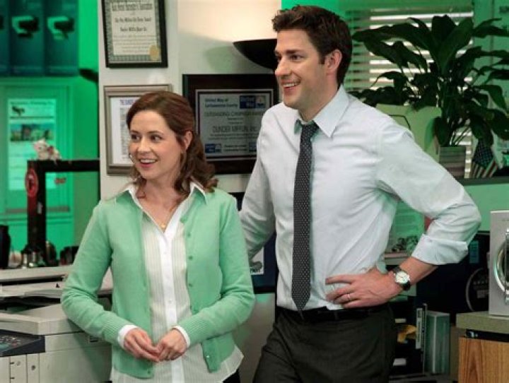 How tall is Pam Beesly?