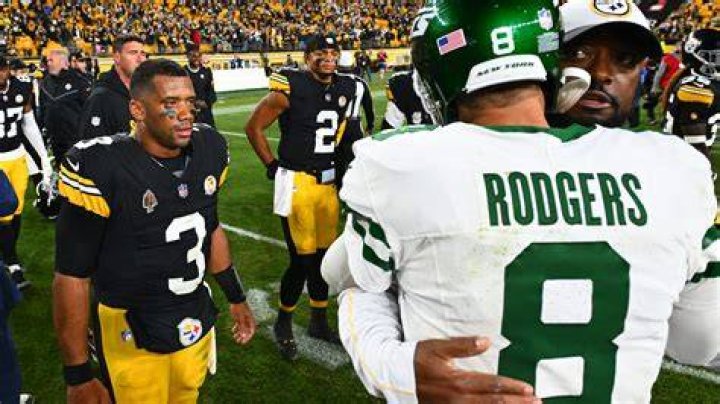 Is Aaron Rodgers re signing with the Packers?