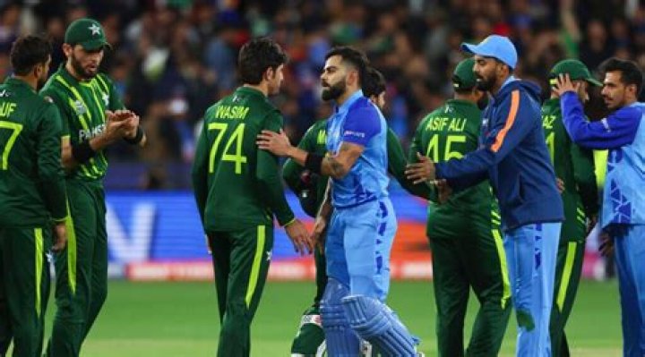 Is it better to field or bat first in cricket?