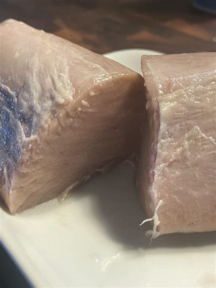 Is it OK to eat frozen tuna raw?