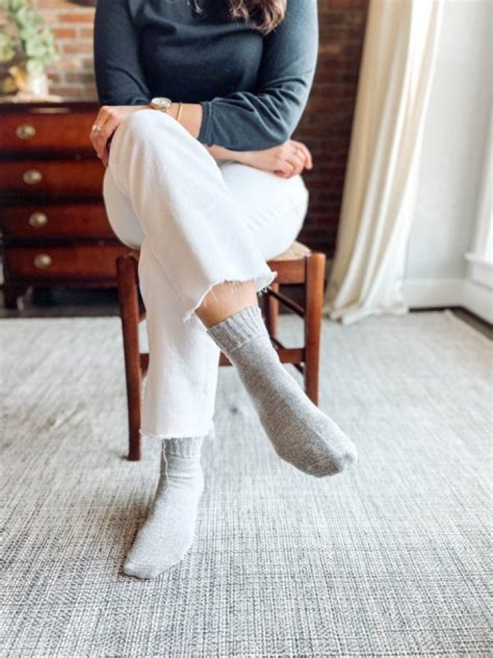 Is it OK to wear socks with leggings?