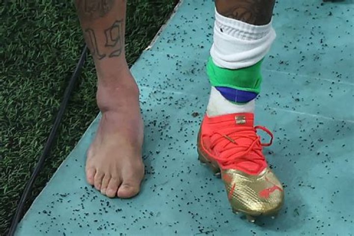 Is Neymar left-footed?