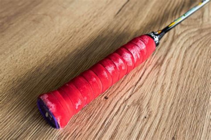 Should badminton grips be thin or thick?