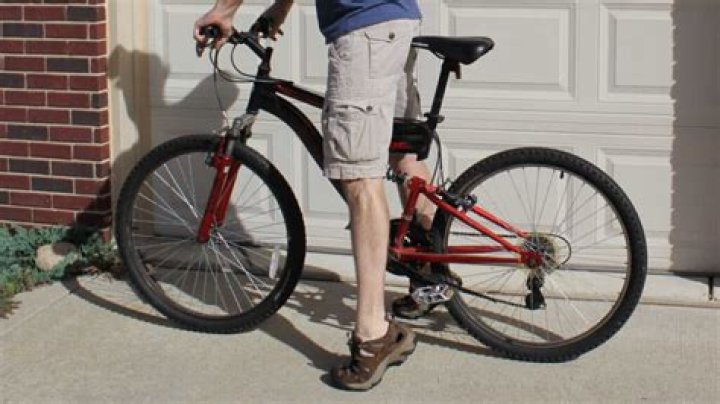 Should feet be flat on bike?