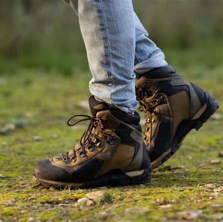 Should hiking boots be tight or loose?