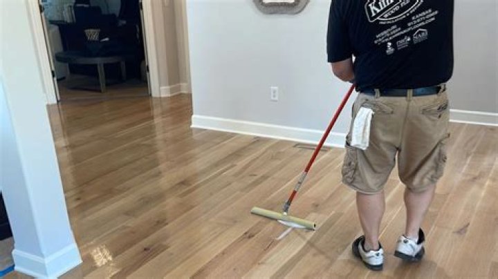 Should laminate floors be waxed?