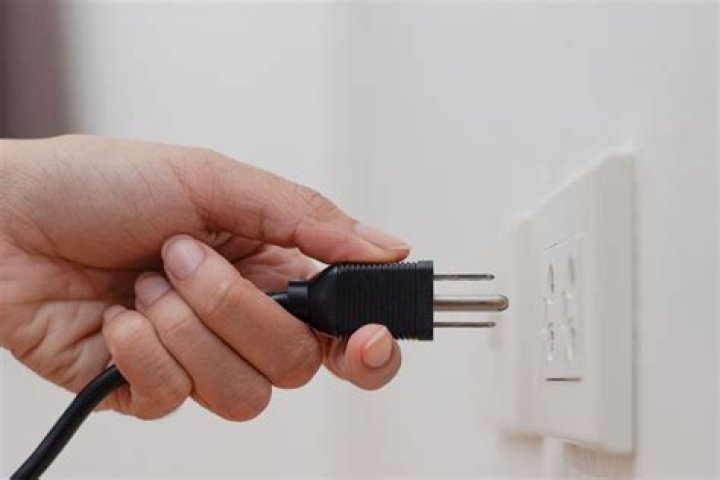 Should Roku be unplugged when not in use?