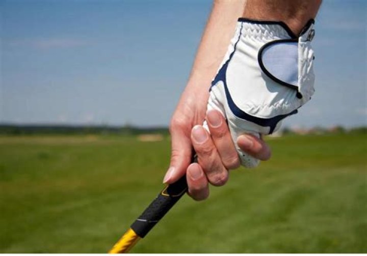 Should you interlock fingers golf?