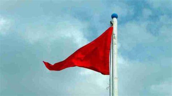 What are the red flags of a narcissist?