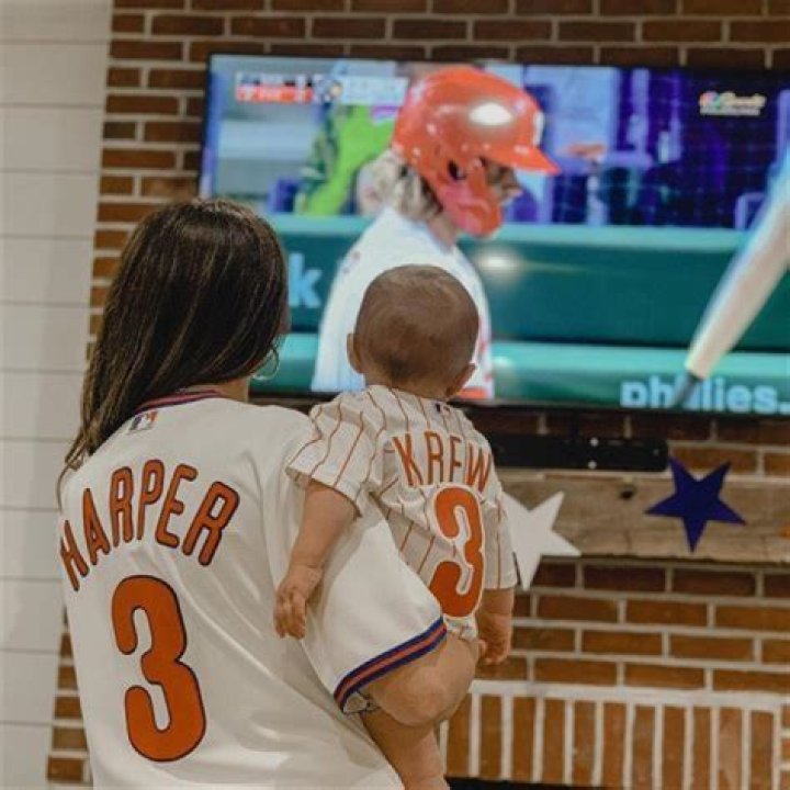 What bat does Bryce Harper use 2021?