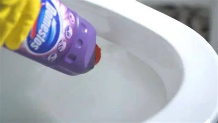 What can I mix with bleach to clean toilet?