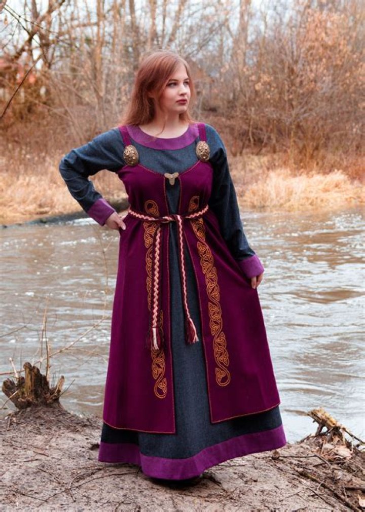 What did Vikings wear female?