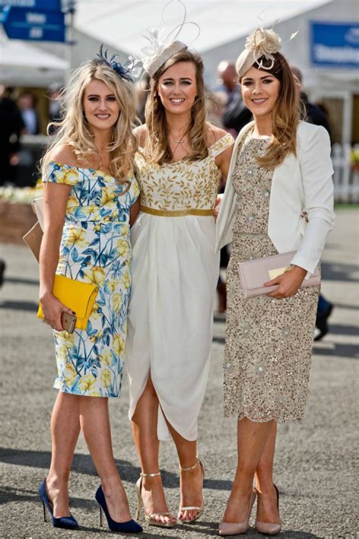 What do ladies wear to the races?