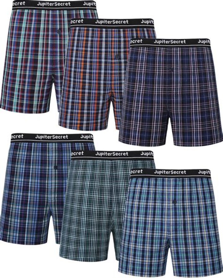 What do white collar boxers wear?
