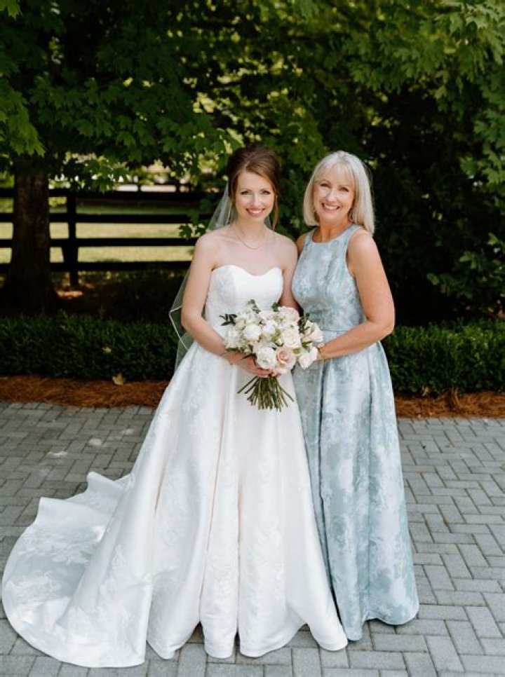 What does the mother of the bride do at the bridal shower?