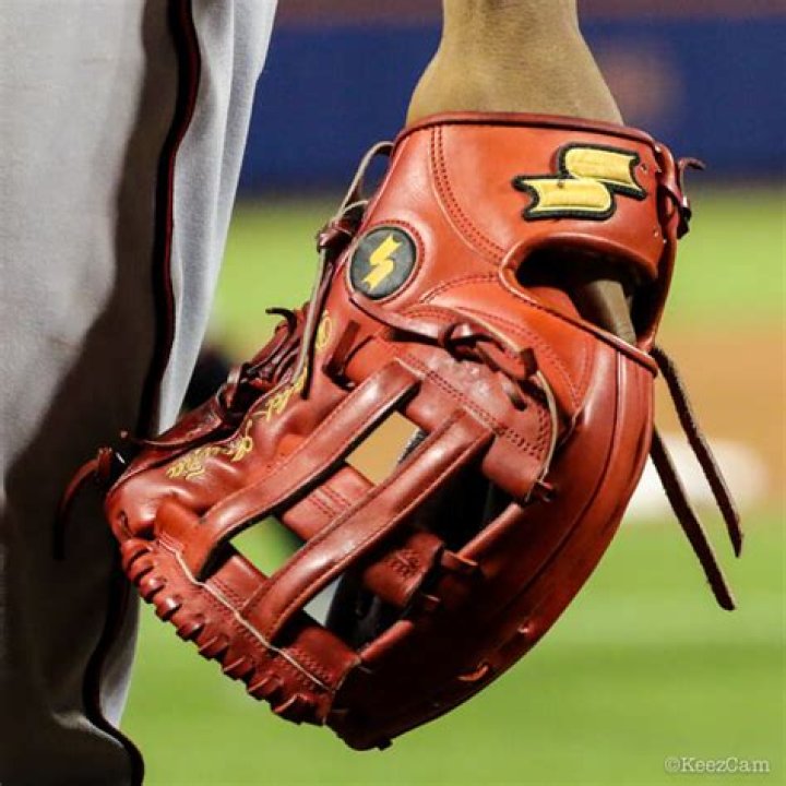 What glove does Ronald Acuna use?