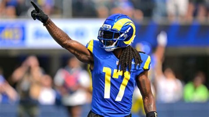 What gloves does Davante Adams wear?