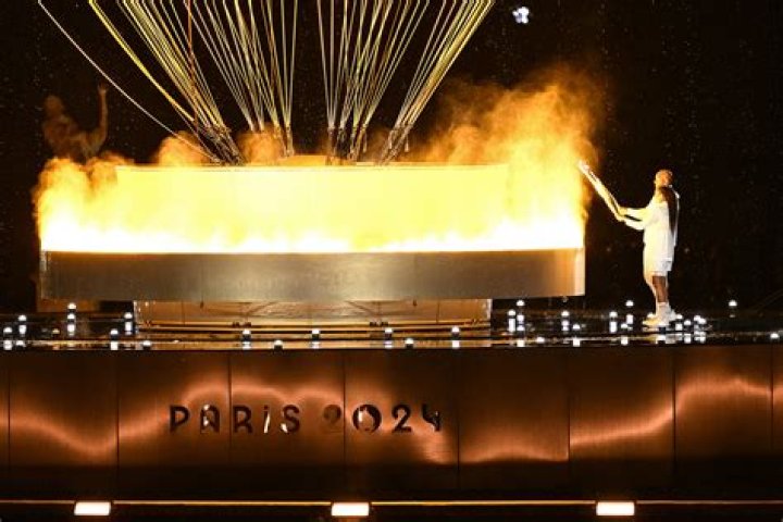 What happened to the Olympic flame 2022?