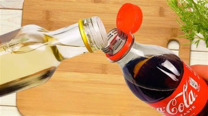 What happens when you put vinegar in Coke?