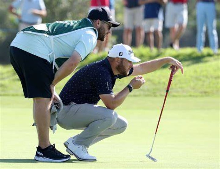 What is an appropriate tip for a golf caddy?