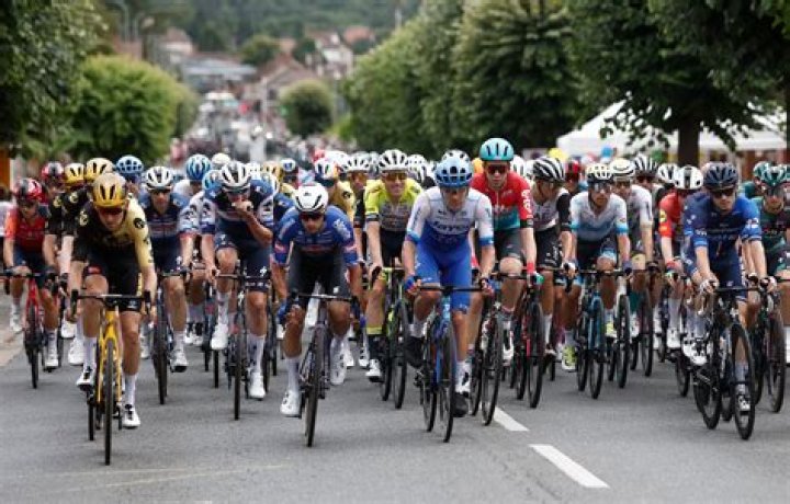 What is the average age of a Tour de France rider?