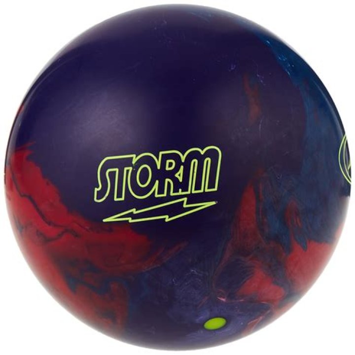 What is the difference between a solid and Pearl bowling ball?