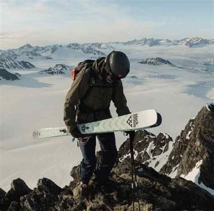 What is the difference between all mountain and freeride skis?