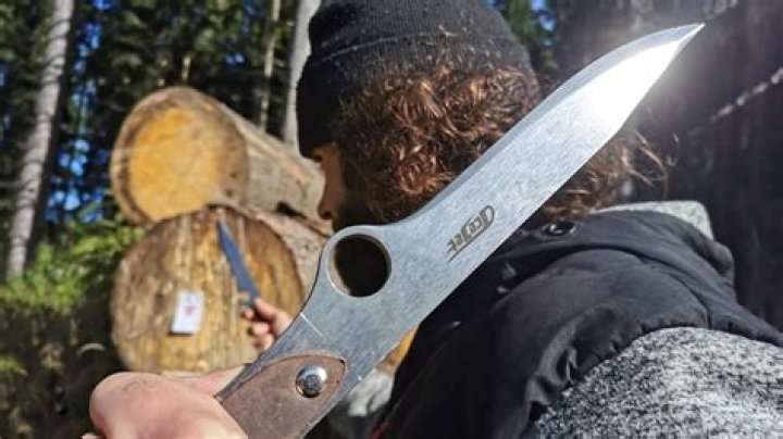 What is the knife that shoots the blade?
