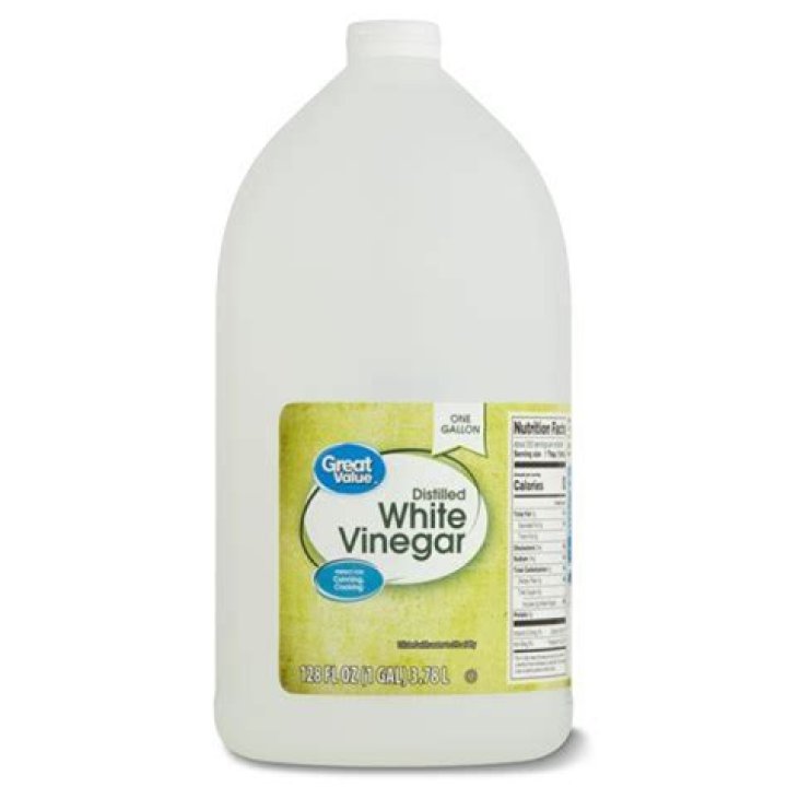 What is the pH of distilled white vinegar?