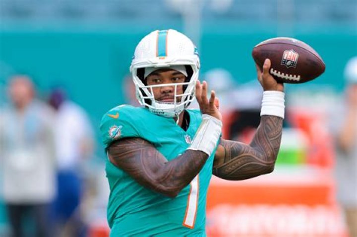 What is Tyreek Hill's contract with the Dolphins?