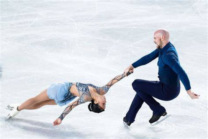 What time is the pairs skating final?